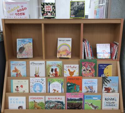 子ども読書室壁面書架の展示の様子