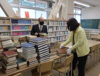 図書の選定作業の様子