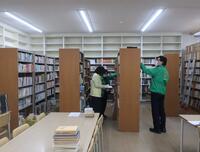 図書の選定作業の様子