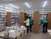 図書選定の様子