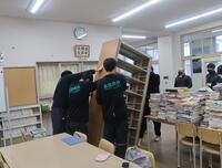 書架の運び出しの様子