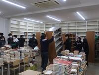 書架の運び出しの様子