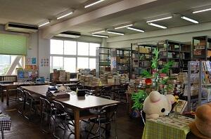 図書館入口からみた様子